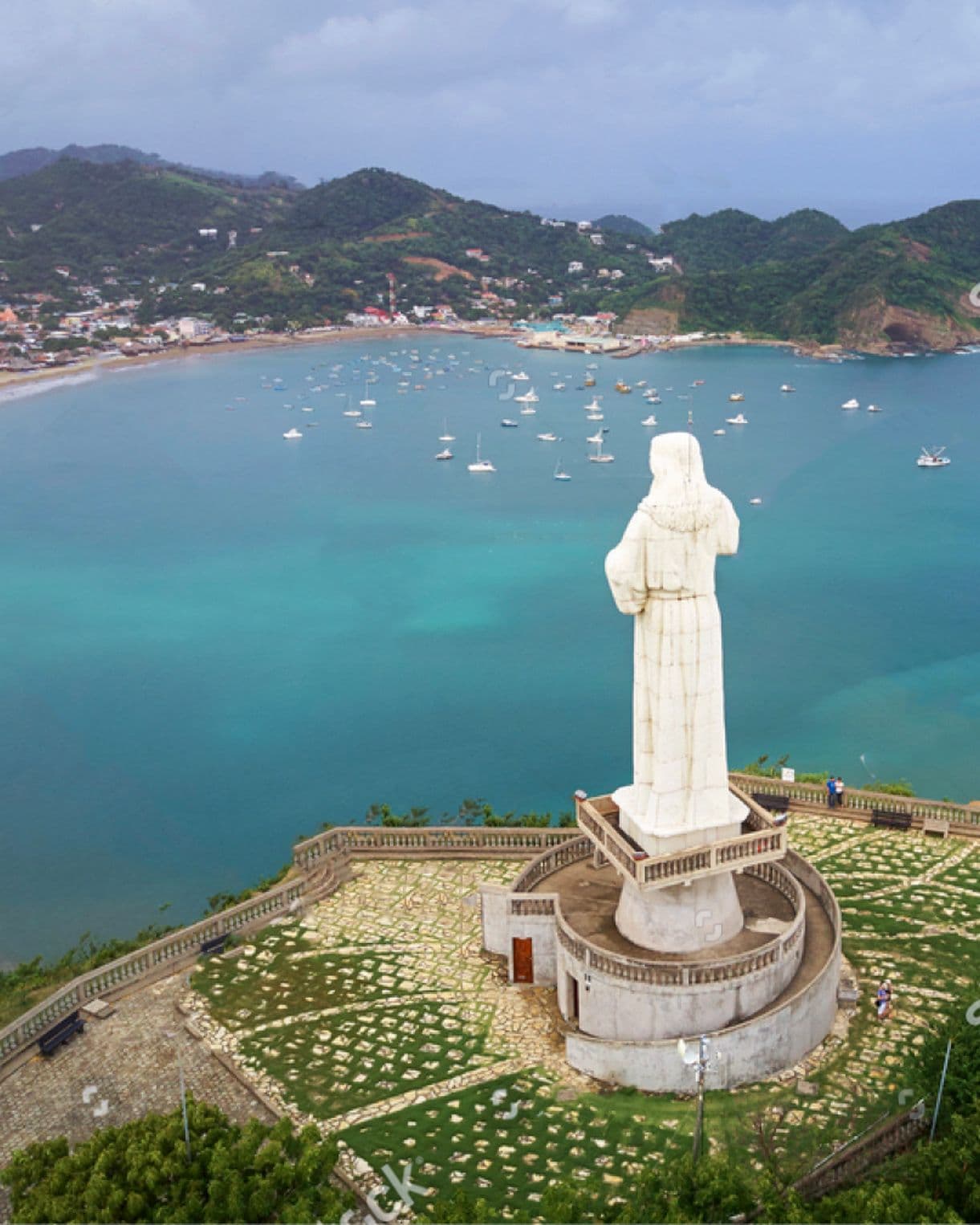 Randonner jusqu’à la statue du Christ de la Miséricorde.